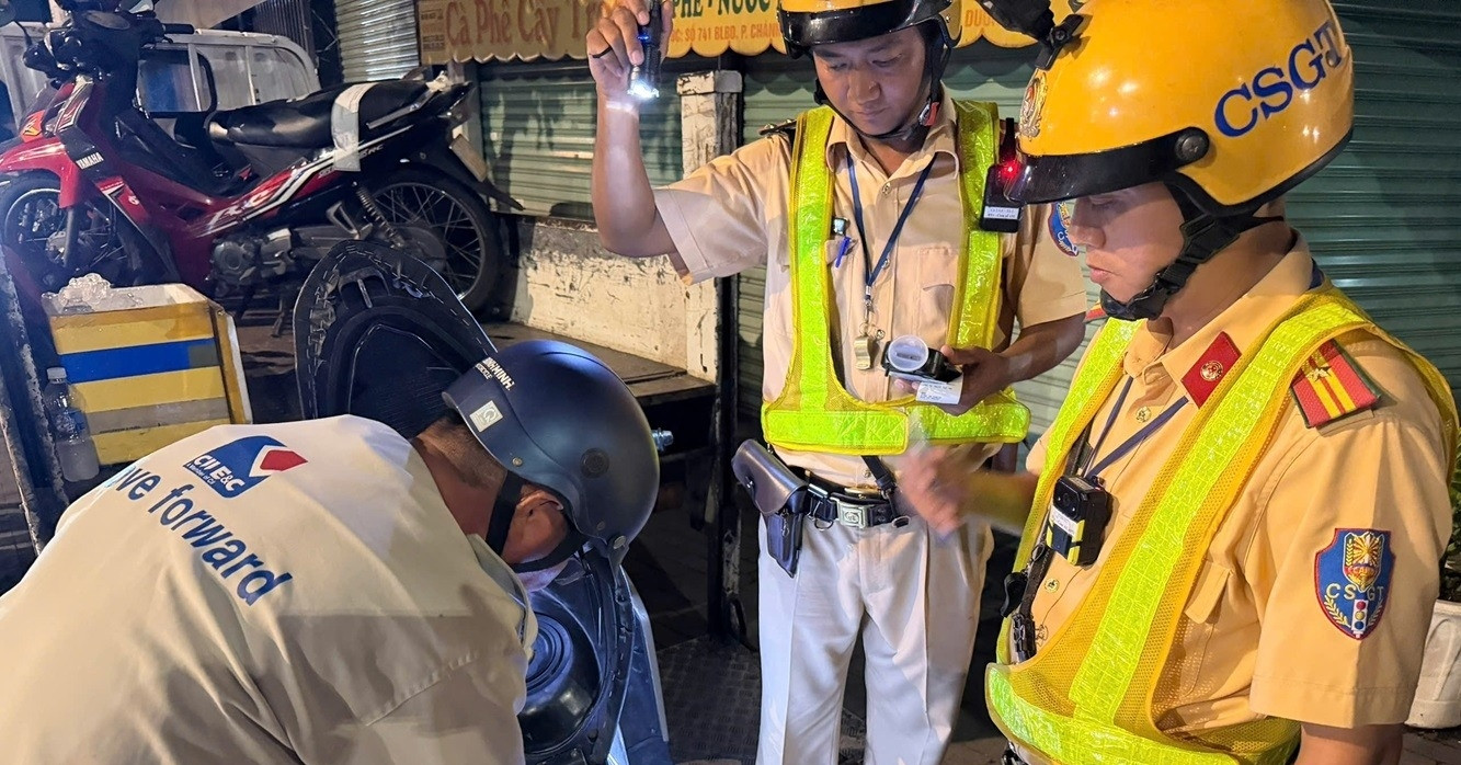 Nhậu đi không vững, người đàn ông ở TPHCM nói &amp;apos;cho luôn CSGT xe máy&amp;apos;