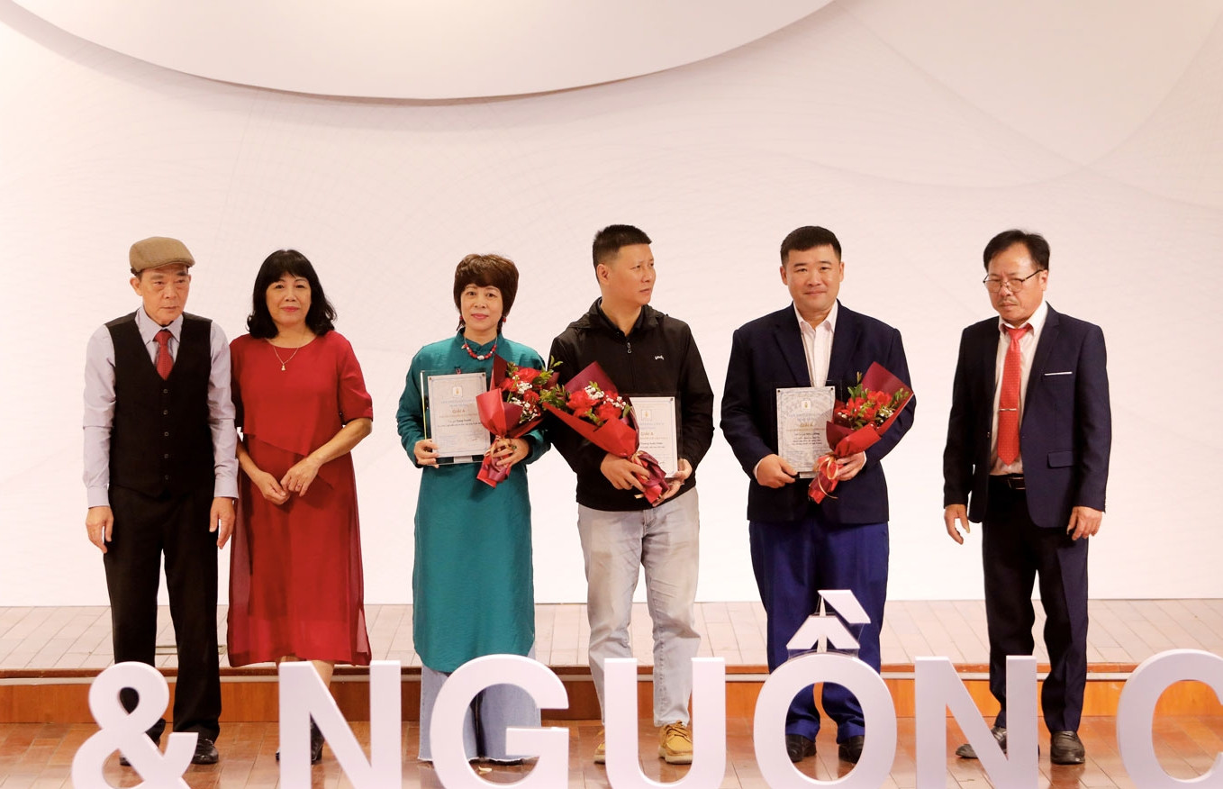 Những tiếng nói thơ ca thắp lên tình yêu nguồn cội