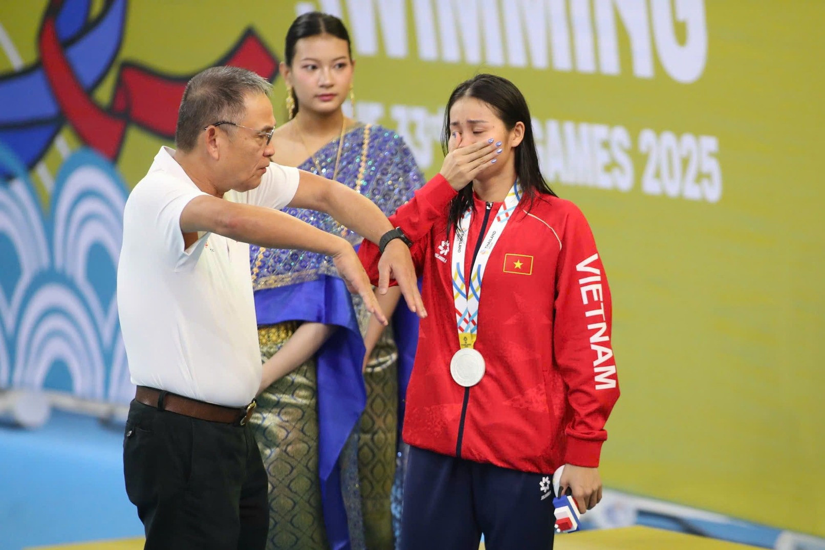  Nữ kình ngư Việt Nam giành HCB bật khóc vì tình huống không ngờ 