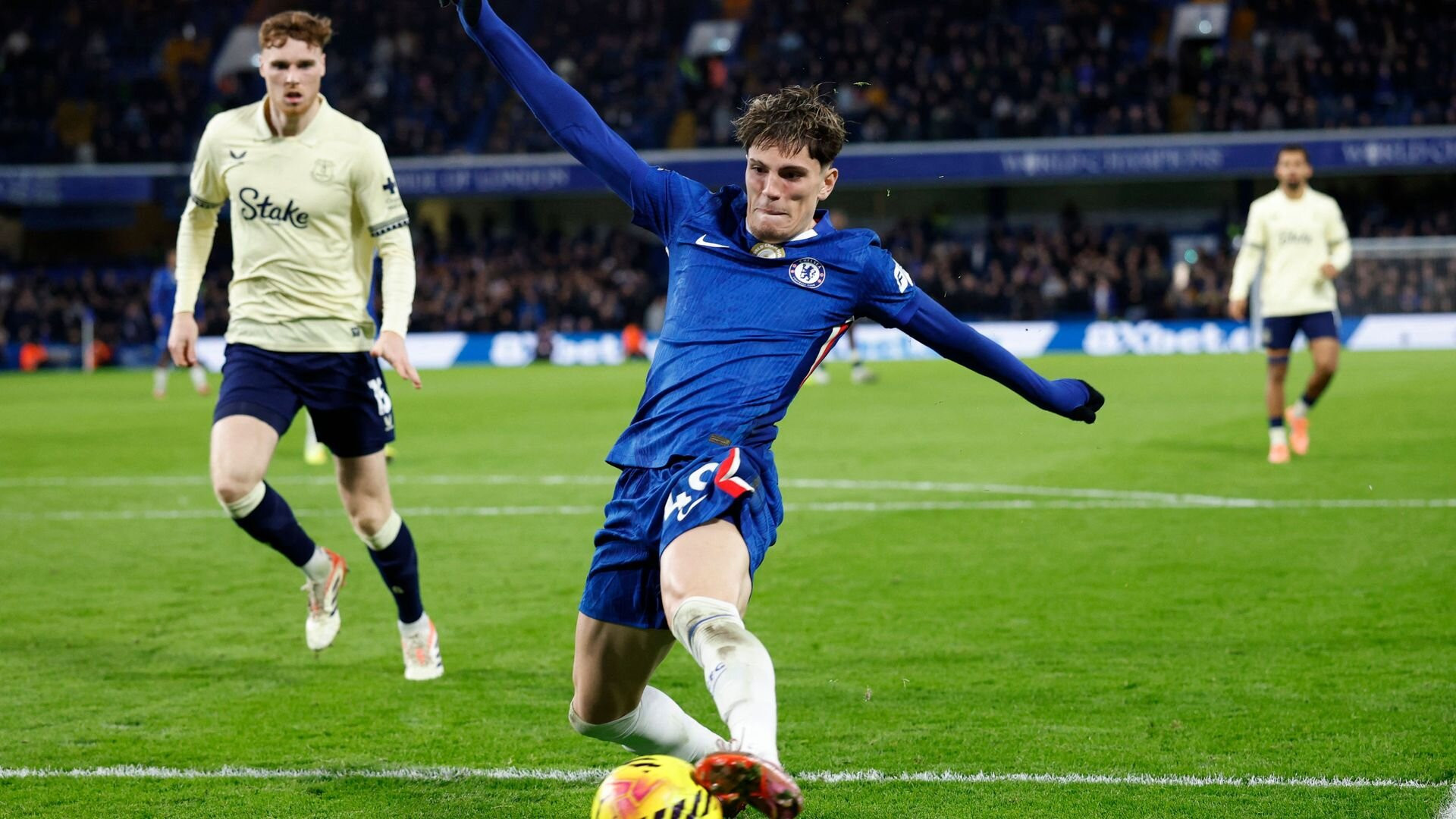 resources_premierleague_pulselive_com 2025 12 13T161004Z_273290506_UP1ELCD18WQU6_RTRMADP_3_SOCCER ENGLAND CHE EVE (1).jpg