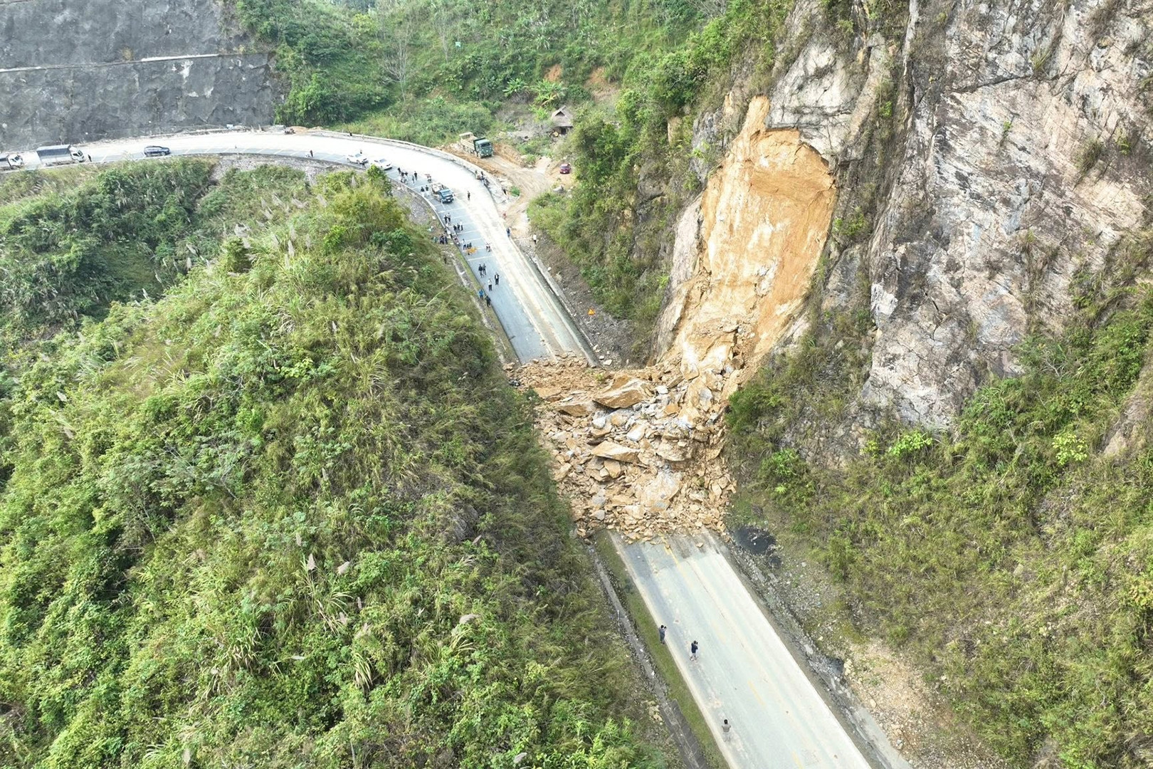 Sạt lở Quốc lộ 6 qua Phú Thọ, nghi có 2 xe máy bị vùi lấp