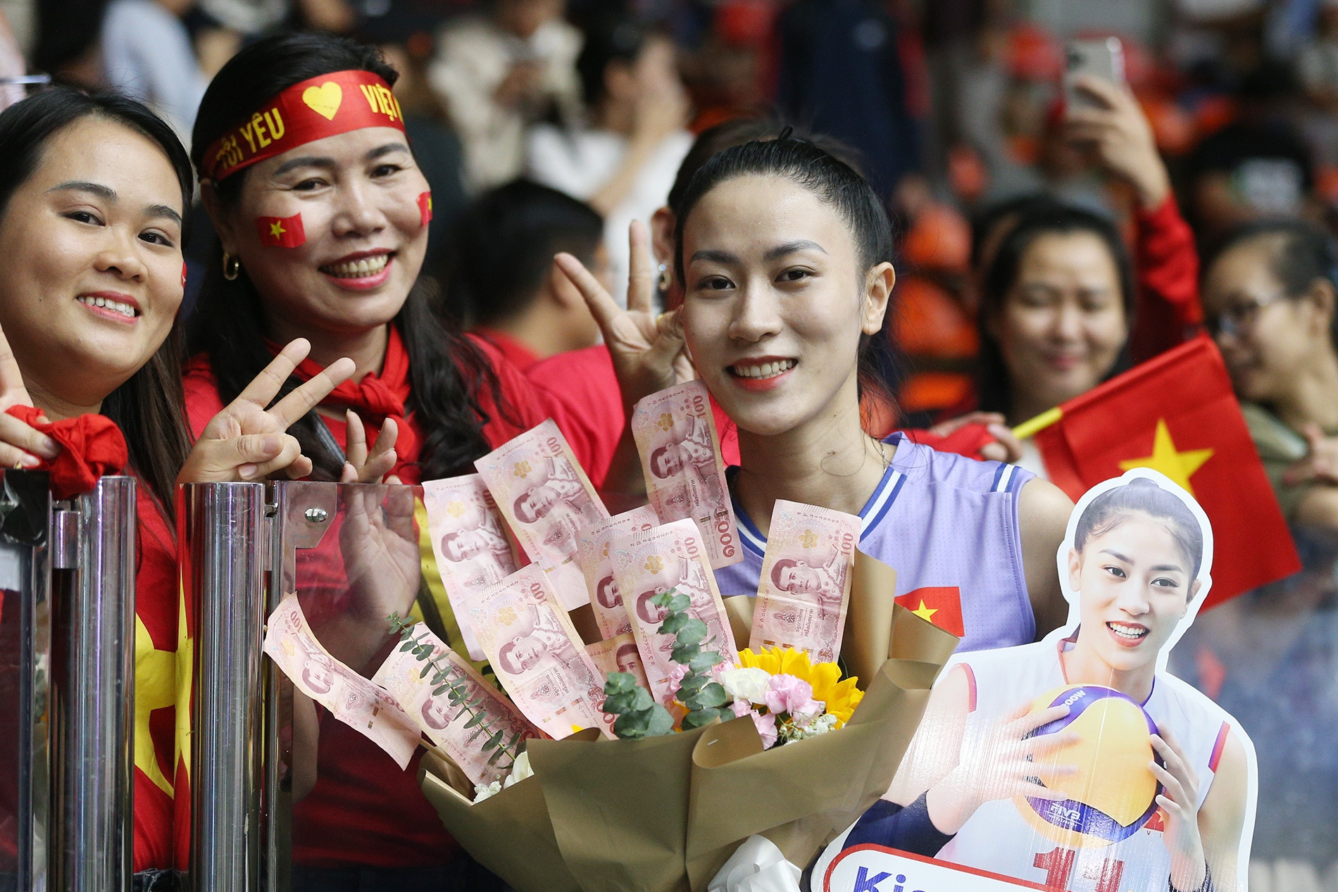 Thắng đẹp Indonesia, Thanh Thúy, Kiều Trinh bị 'quây' ở Thái Lan