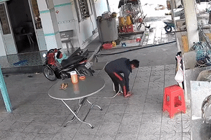 Thót tim cảnh người đàn ông Tây Ninh tay không bắt rắn 1,5m giữa sân nhà