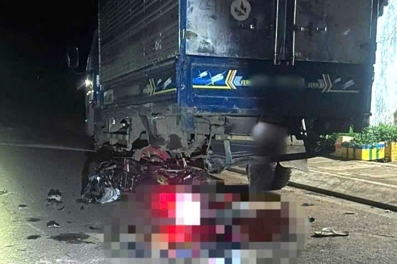 Xe máy 'kẹp 3' chạy tốc độ cao tông đuôi ô tô tải khiến cả ba người tử vong