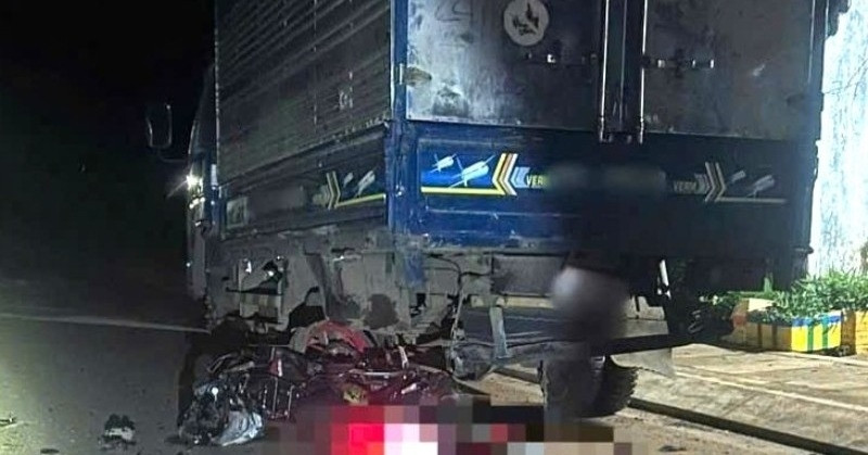 Xe máy &amp;apos;kẹp 3&amp;apos; chạy tốc độ cao tông đuôi ô tô tải khiến cả ba người tử vong