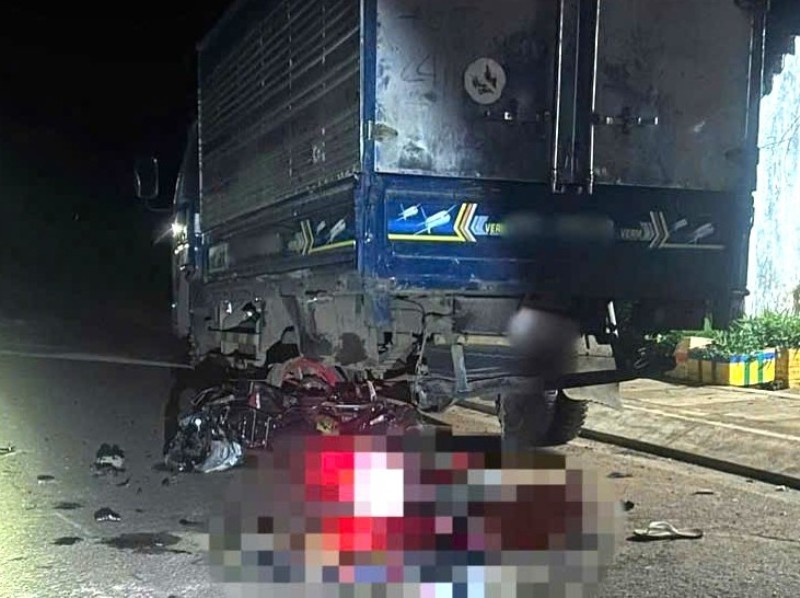 Xe máy kẹp 3 tông xe tải.jpg