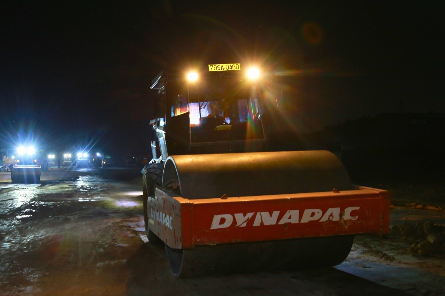 Xuyên đêm 'đua' tiến độ trên cao tốc kết nối sân bay Long Thành