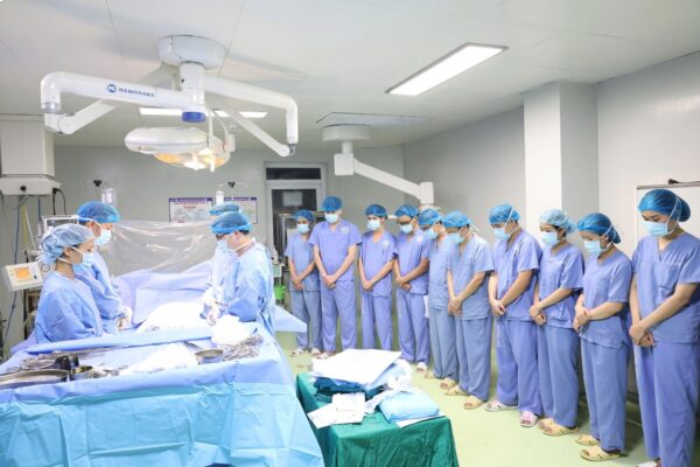 Y bác sĩ cúi đầu tri ân trong phòng mổ sau quyết định của gia đình bệnh nhân