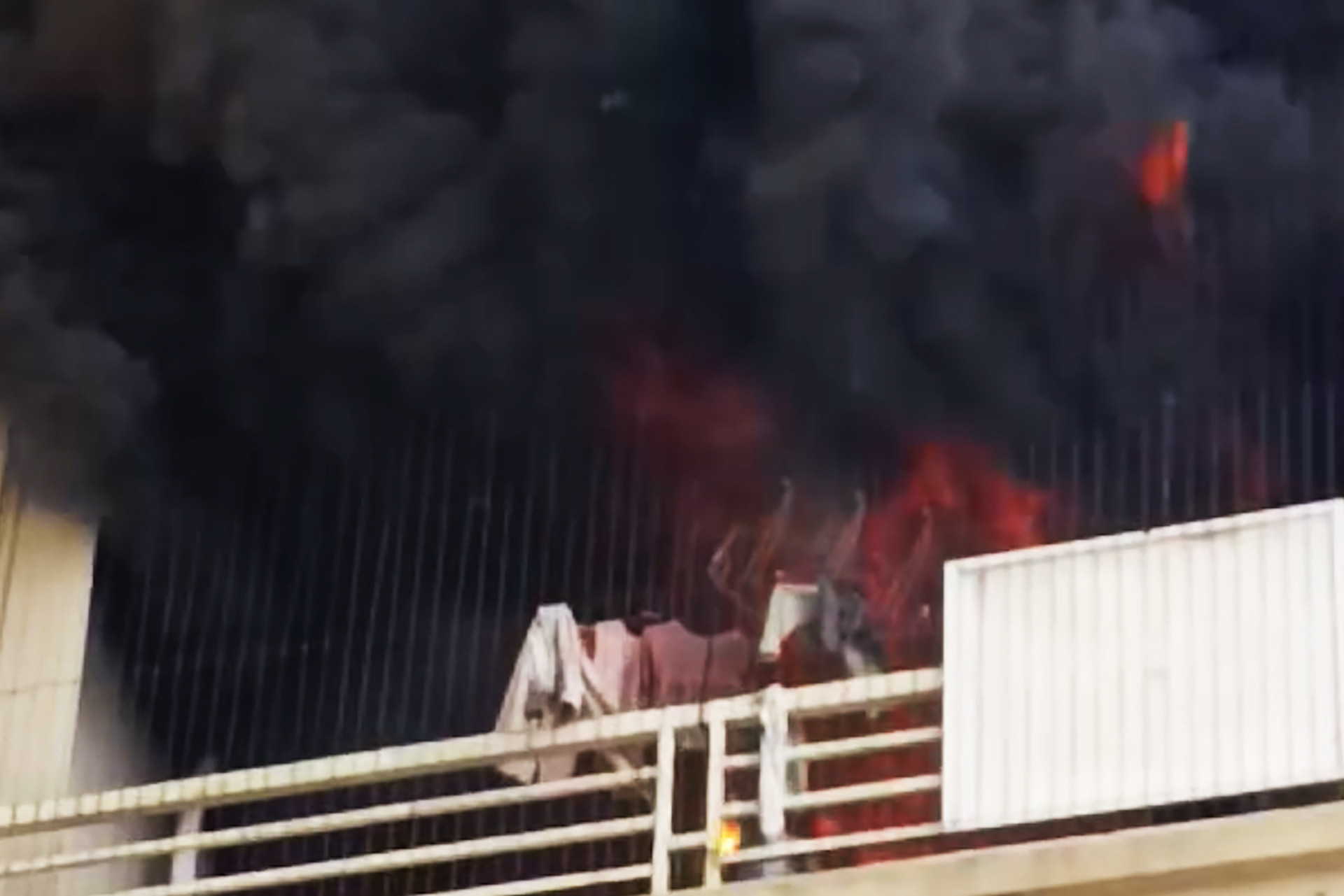 Bản tin chiều 15/12: Cháy chung cư ở Hà Nội, khói đen đặc cuồn cuộn bốc lên