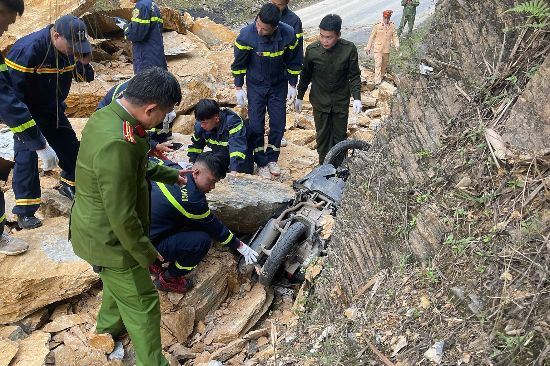 Bản tin sáng 15/12: Đã tìm thấy nạn nhân cuối cùng trong vụ sạt lở Quốc lộ 6 Bản tin sáng 15/12: Đã tìm thấy nạn nhân cuối cùng trong vụ sạt lở Quốc lộ 6