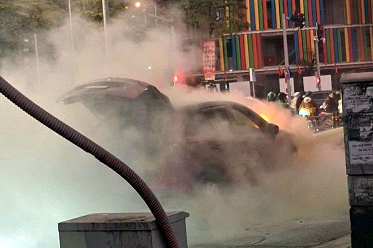 Bản tin cuối ngày 15/12: Ô tô bất ngờ bốc cháy giữa giờ cao điểm ở Hà Nội