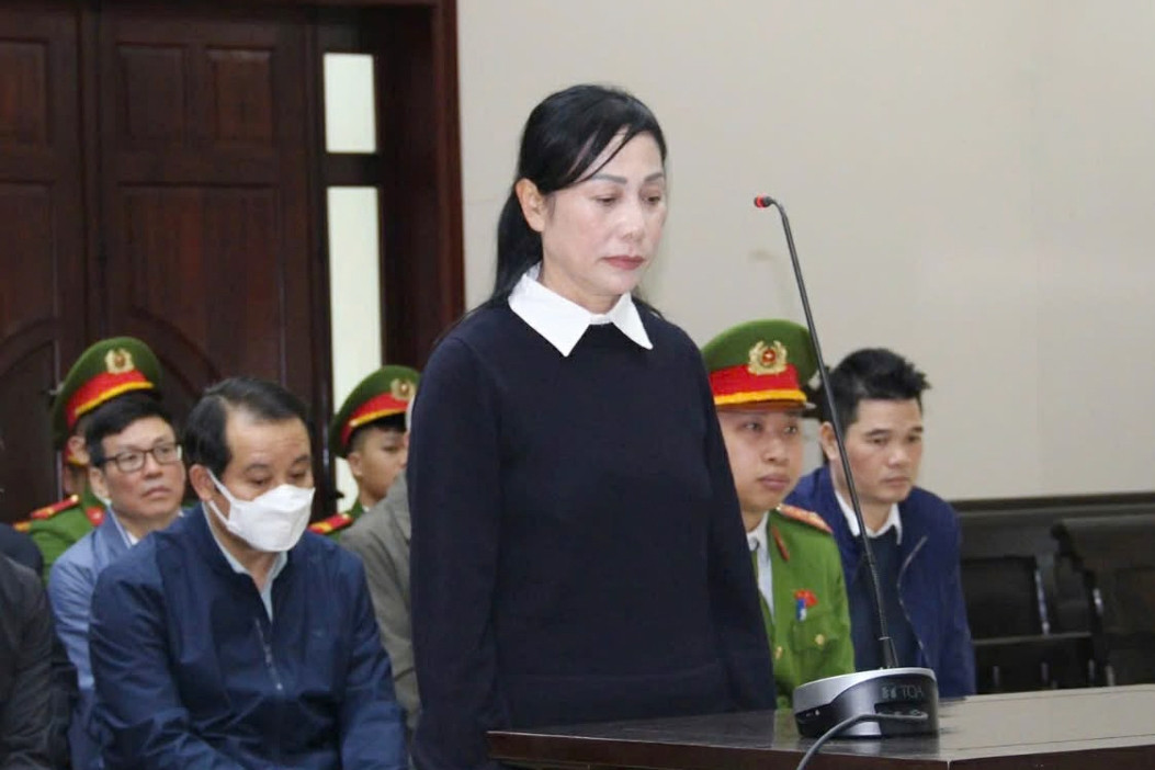 Bà Hoàng Thị Thúy Lan nghẹn ngào khóc, xin bán đất để nộp thêm tiền khắc phục