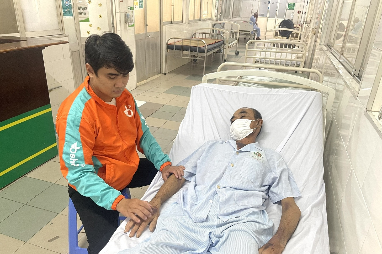 Bán cả xe máy để cứu cha, chàng trai bất lực bật khóc vì hết cách xoay xở