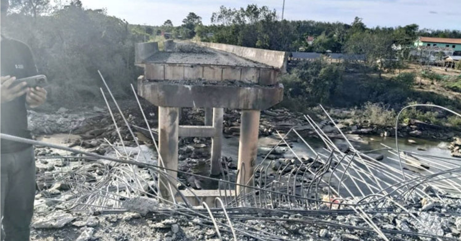 Bangkok phá hủy cầu, chặn tuyến đường biển trọn...