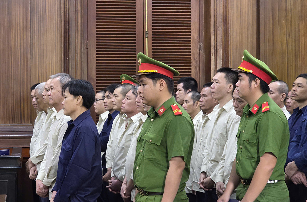 Nhiều cựu cán bộ hải quan hầu tòa vụ 'bảo kê' nhập lậu 1,7 triệu lít dầu