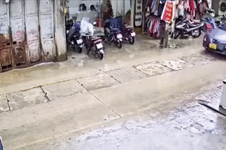 Cầm ô khi đi xe máy húc thẳng đầu ô tô, tài xế bị phạt nặng đến mức nào?