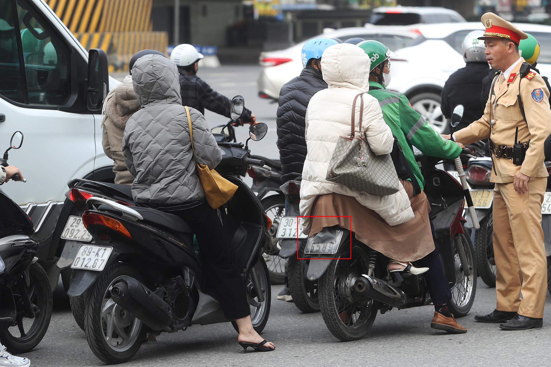 Gần 2.000 camera AI hoạt động ở Hà Nội: Xe máy che biển số, tài xế nói 'ai đó nghịch'