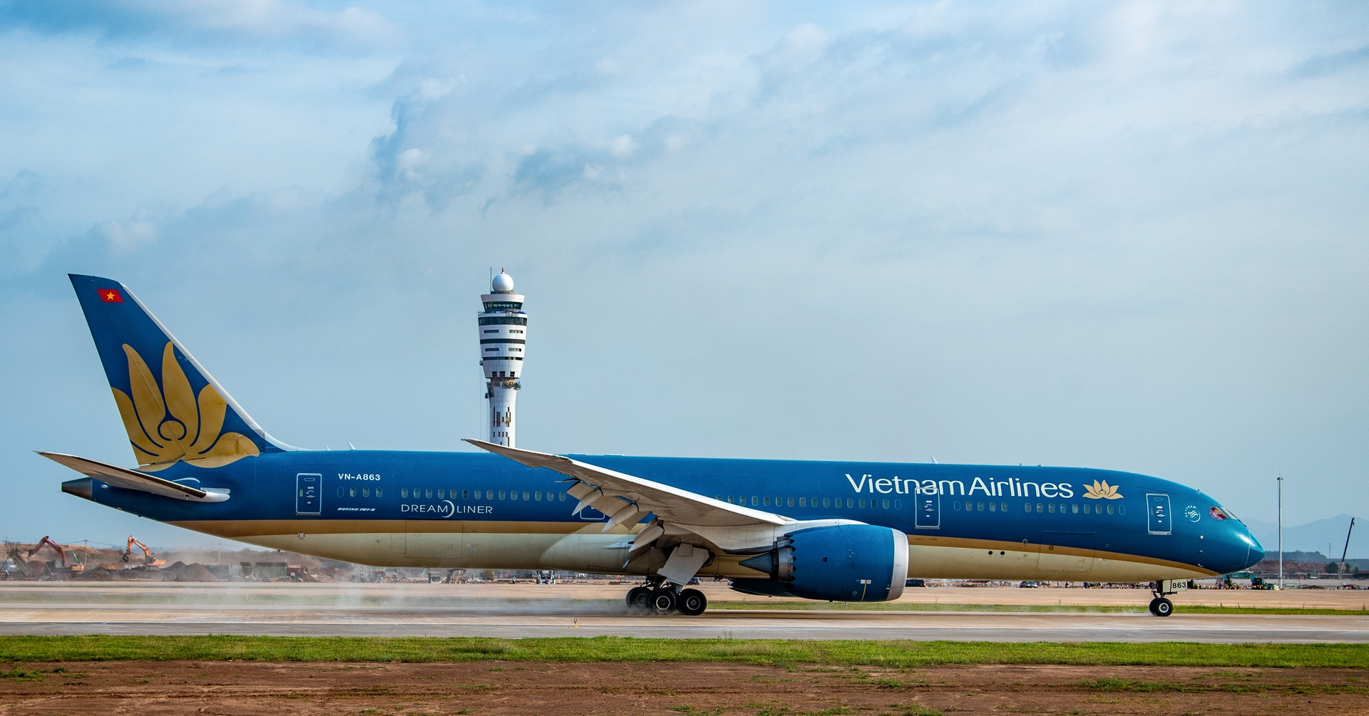 Cận cảnh chiếc máy bay đầu tiên hạ cánh xuống sân bay Long Thành