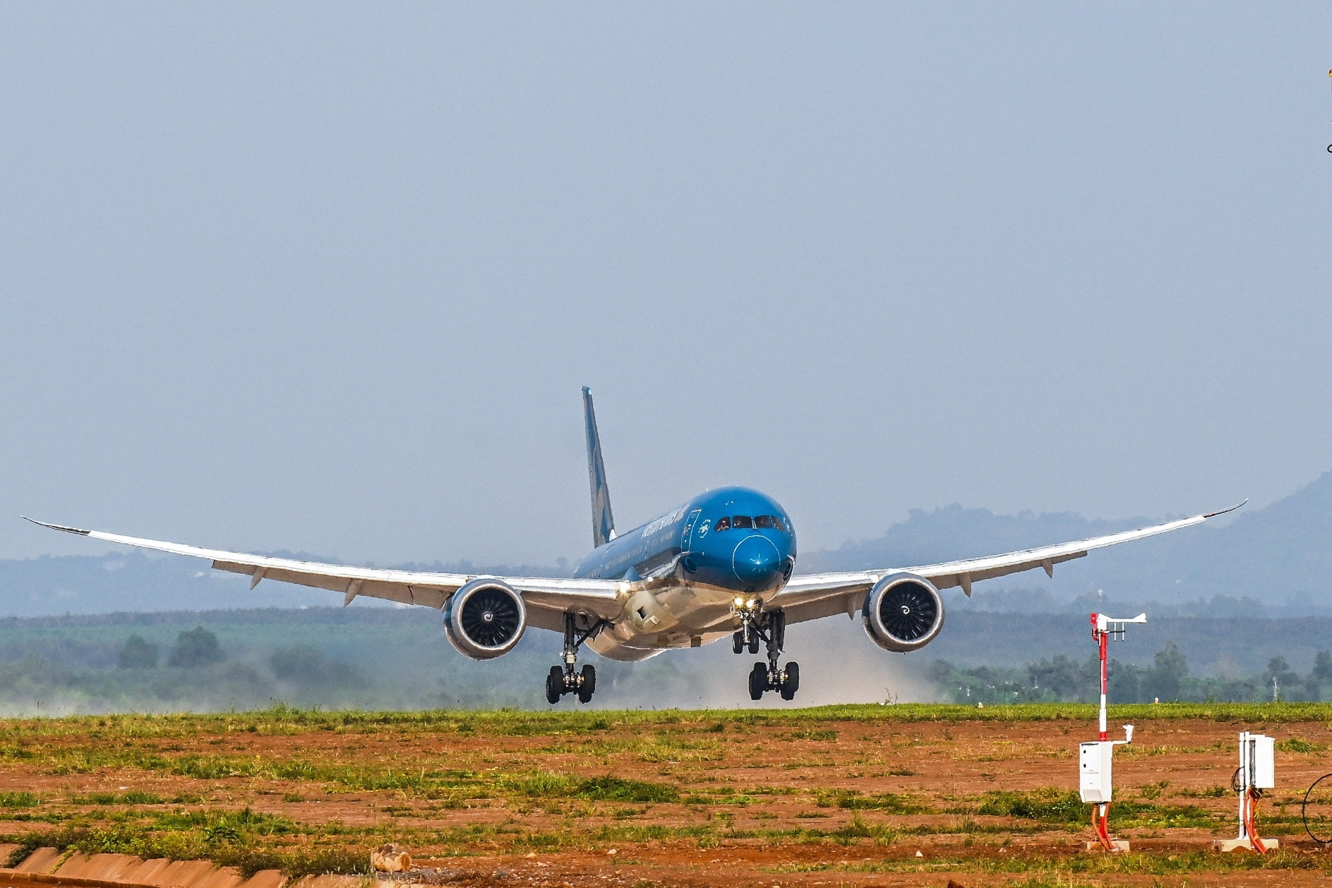 Cận cảnh chiếc máy bay đầu tiên hạ cánh xuống sân bay Long Thành