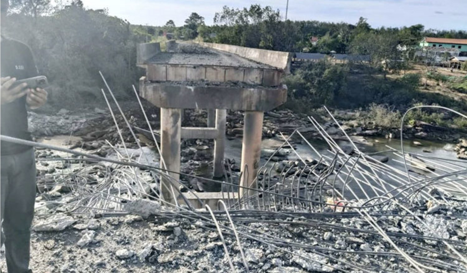 Cầu Chey Chumneas bị phá hủy. Ảnh: AKP