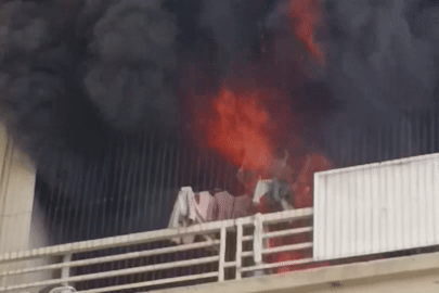  Cháy chung cư ở Hà Nội, khói đen đặc cuồn cuộn bốc lên 