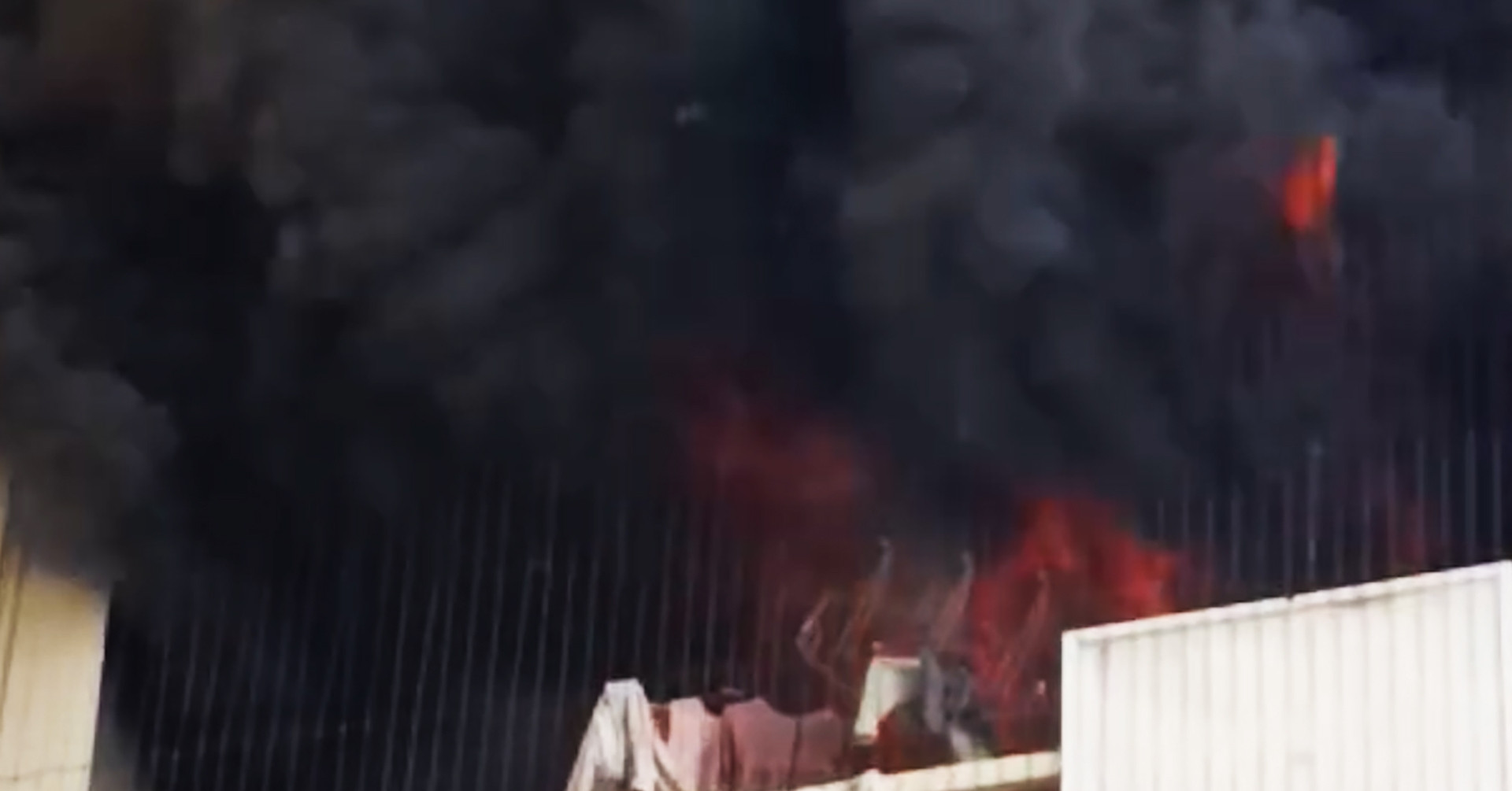 Cháy chung cư ở Hà Nội, khói đen đặc cuồn cuộn bốc lên