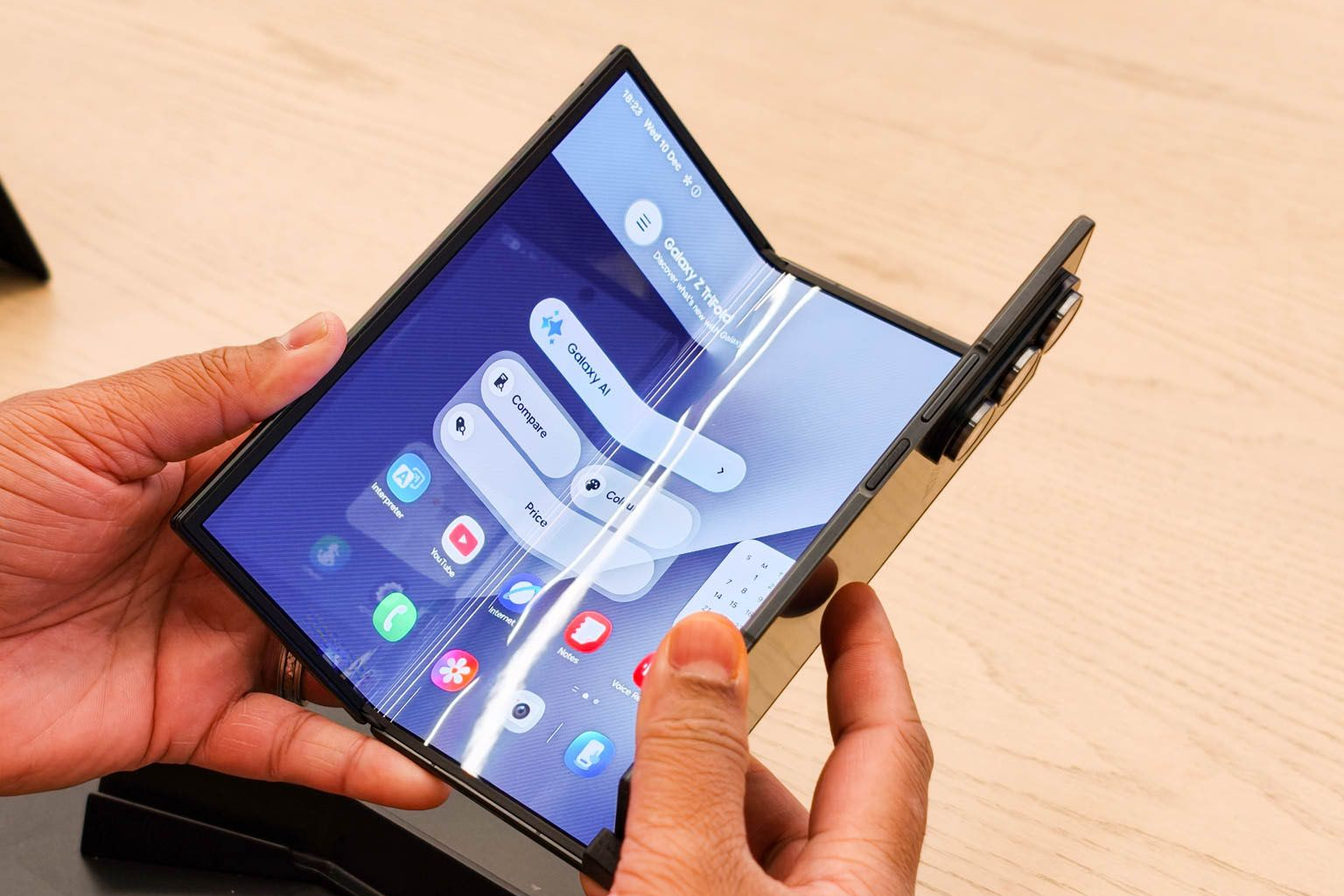 Chi phí thay màn hình Galaxy Z TriFold khiến giới công nghệ choáng váng