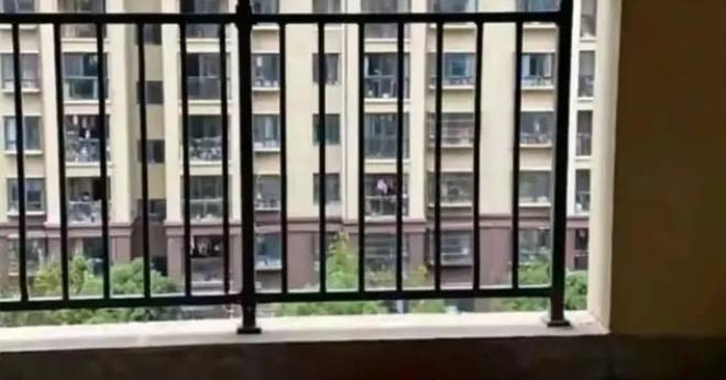 Cô gái rơi từ tầng 7 chung cư vì bị cha mẹ ép k...