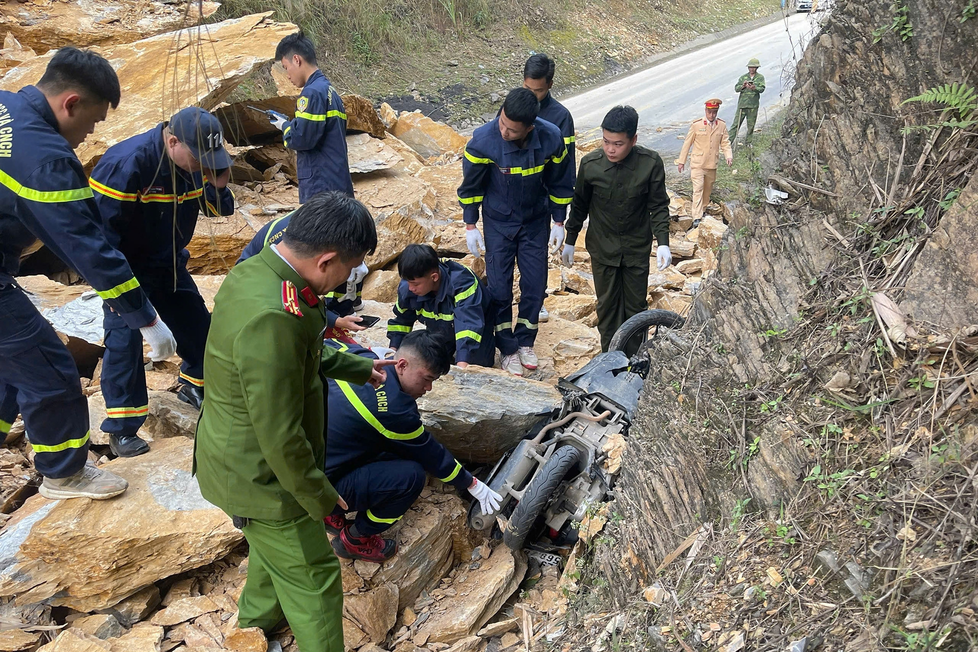 Đã tìm thấy nạn nhân cuối cùng trong vụ sạt lở Quốc lộ 6 qua Phú Thọ