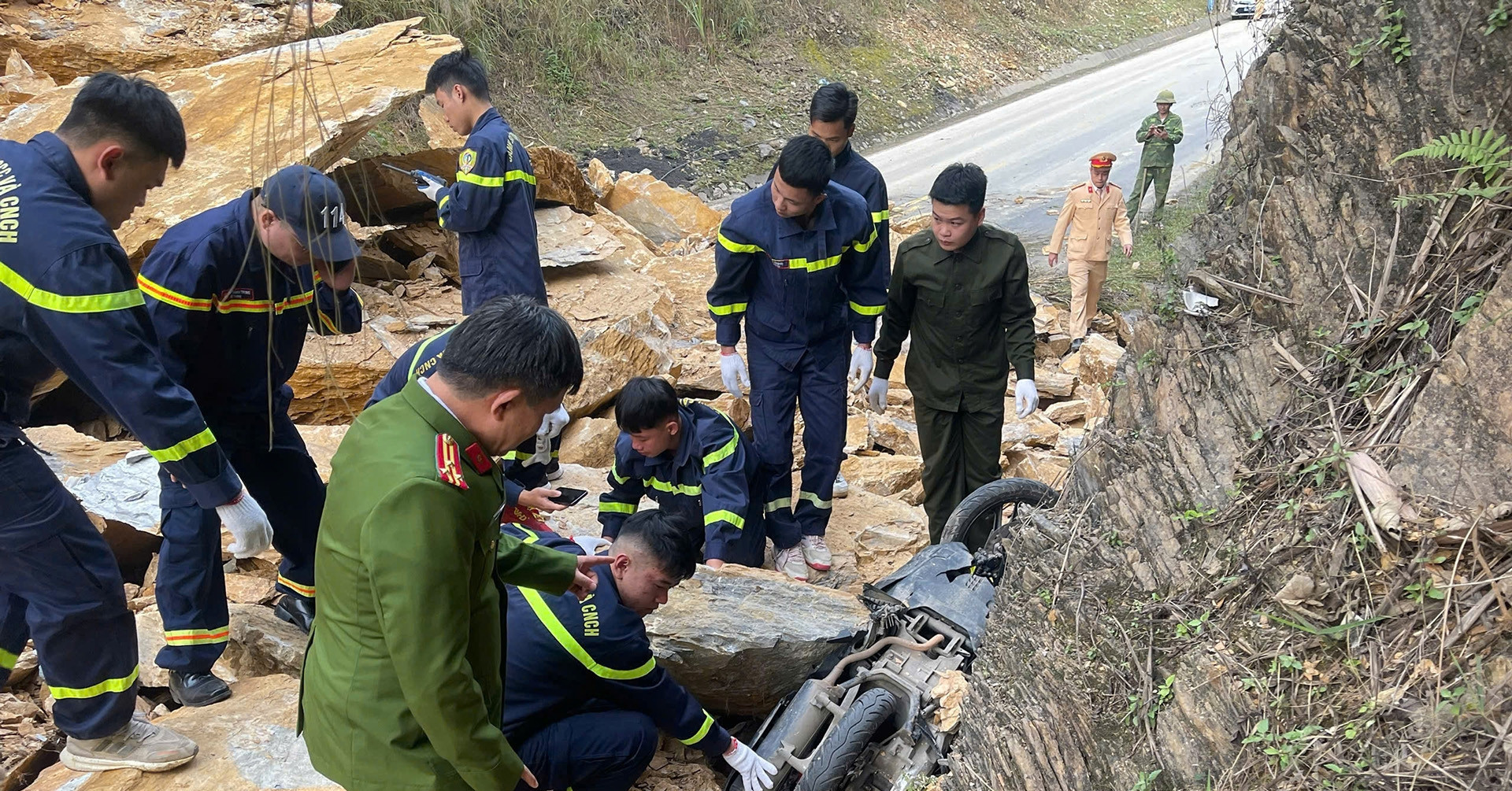 Đã tìm thấy nạn nhân cuối cùng trong vụ sạt lở Quốc lộ 6 qua Phú Thọ
