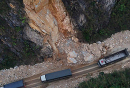 Hiện trường vụ sạt lở kinh hoàng trên QL6 qua Phú Thọ khiến 3 người chết