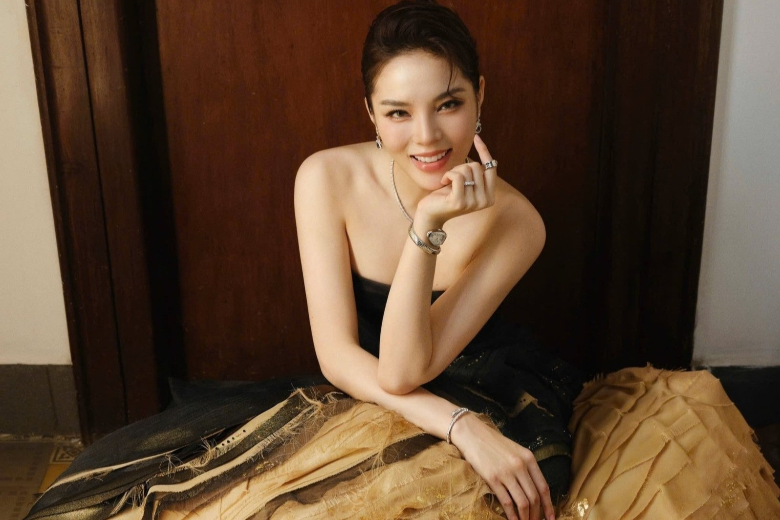 Hoa hậu Kỳ Duyên dát đầy trang sức đắt tiền lên người, Hoài Lâm gây tranh cãi