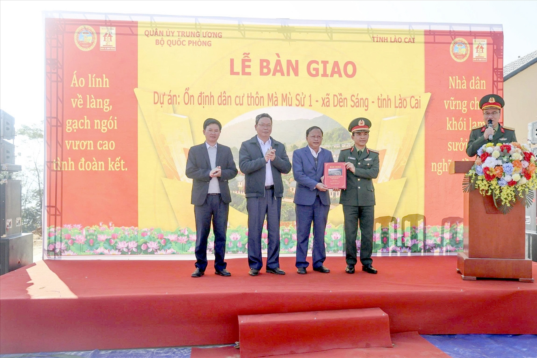 Hoàn thành và bàn giao Dự án ổn định dân cư vùng lũ xã Dền Sáng