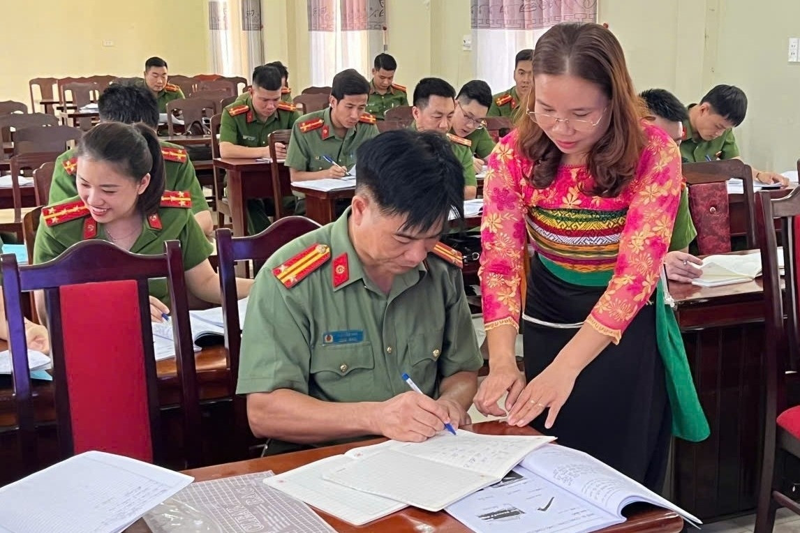 Lớp học tiếng Thái giúp công an xã gắn kết hơn với đồng bào dân tộc