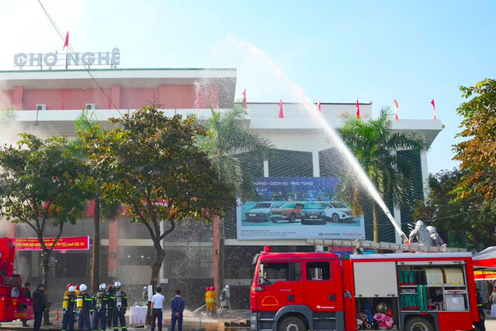 Mỗi tiểu thương là một 'người gác lửa' tại quầy hàng