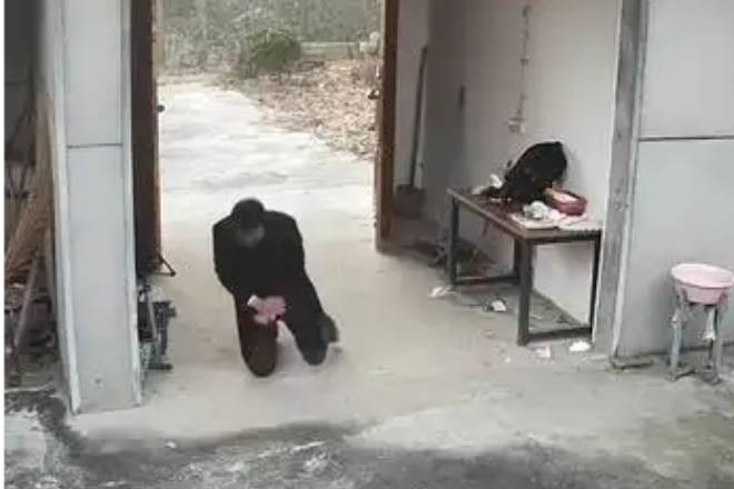 Người đàn ông quỳ lạy ngôi nhà cũ trước lúc rời quê và chuyện xúc động phía sau