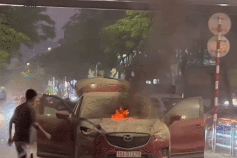 Ô tô bất ngờ bốc cháy giữa giờ cao điểm ở Hà Nội