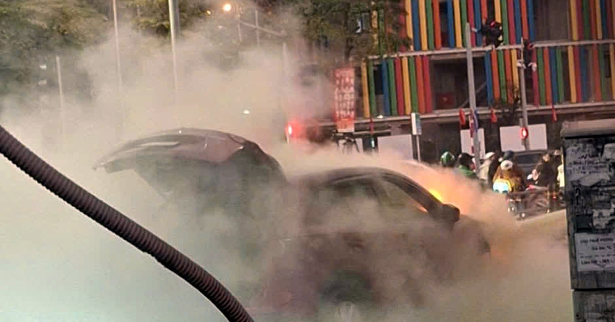 Ô tô bất ngờ bốc cháy giữa giờ cao điểm ở Hà Nội