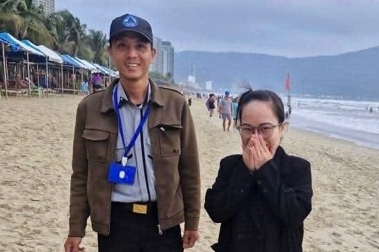 Rơi kỷ vật đính hôn trên bãi biển, du khách vỡ òa được người dân Đà Nẵng tìm lại