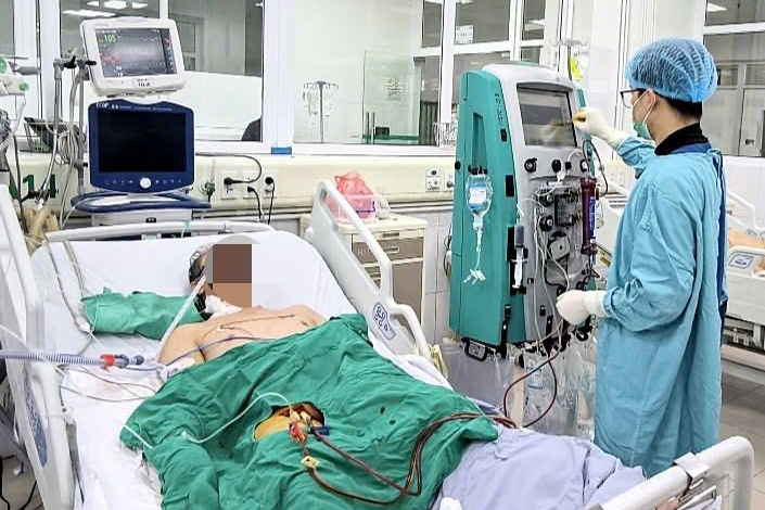 Sau cơn sốt, nam giảng viên rơi vào nguy kịch