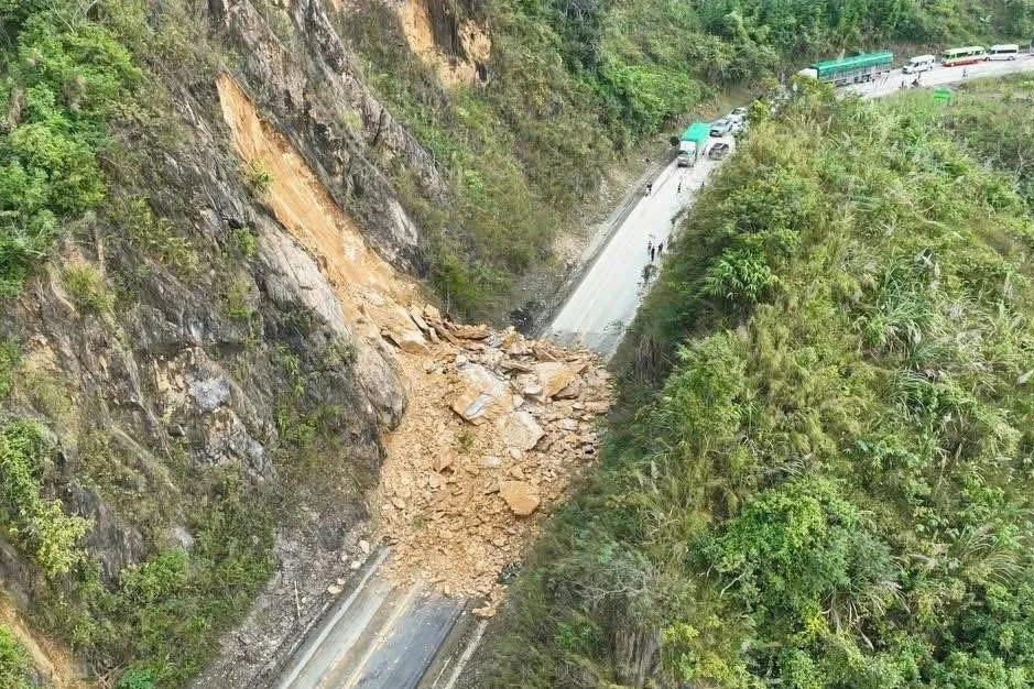 Sau vụ sạt lở khiến 3 người tử vong, Quốc lộ 6 còn 5 điểm nguy cơ cao