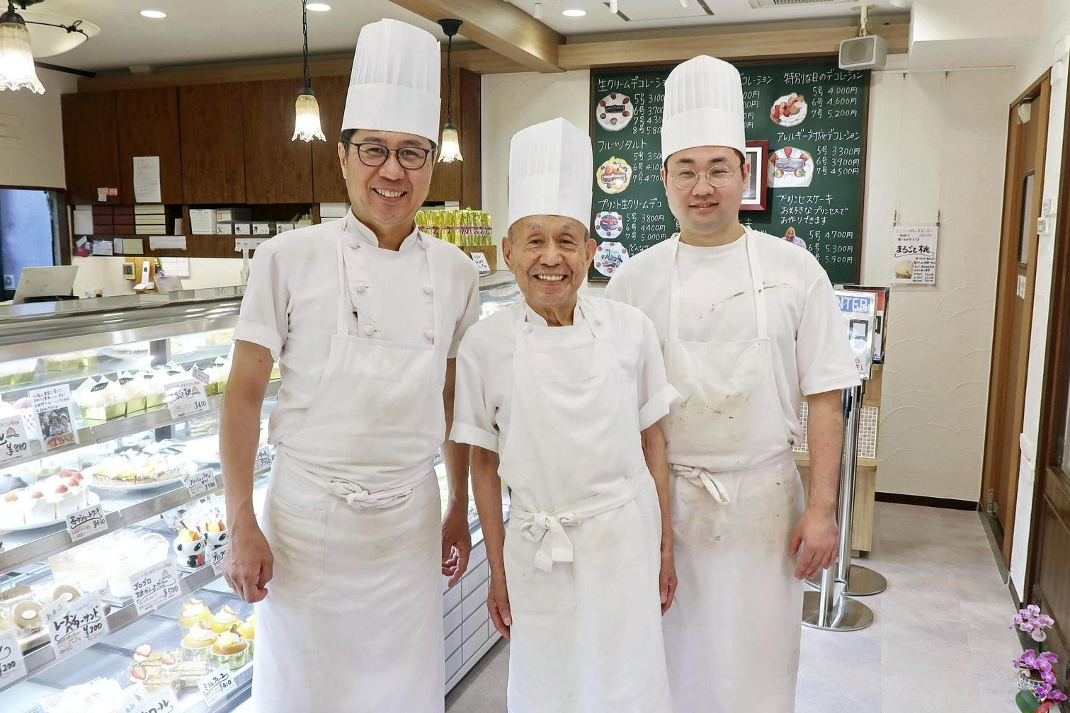 Tiệm bánh ngọt 3 đời đông khách, ông chủ 89 tuổi tiết lộ bí quyết đặc biệt