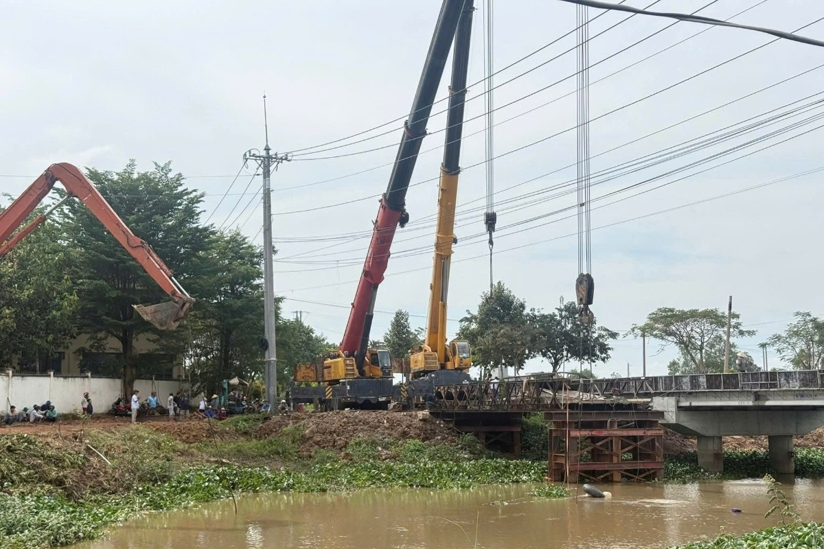 Xe cẩu quá tải làm sập nhịp cầu tạm, giao thông bị tê liệt