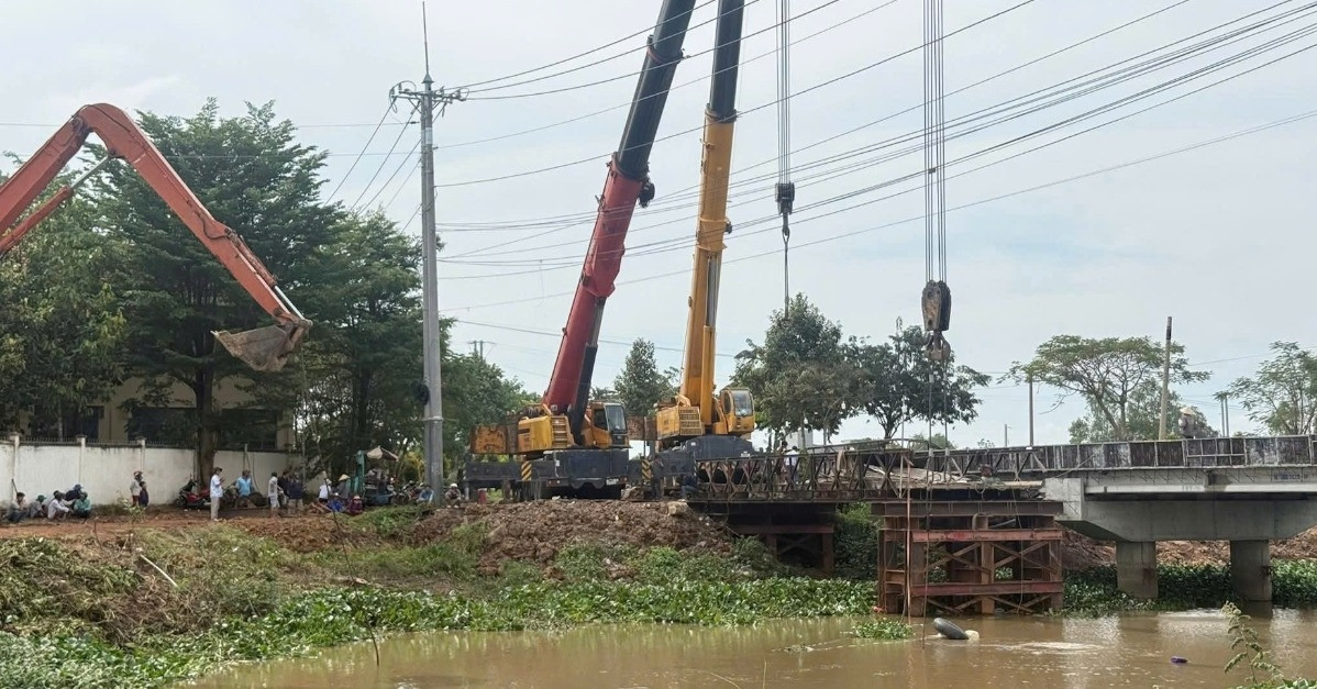 Xe cẩu quá tải làm sập nhịp cầu tạm, giao thông bị tê liệt