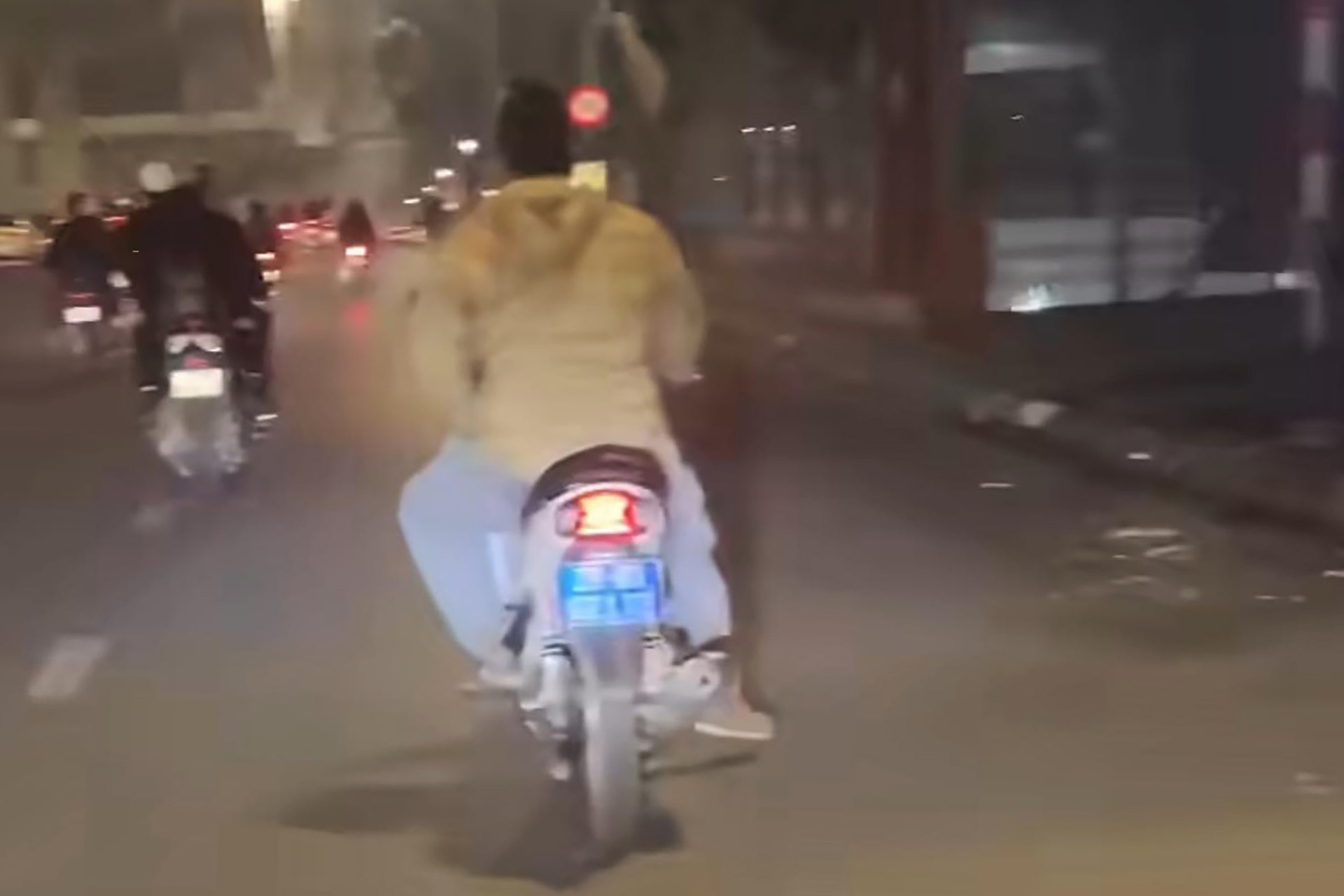 Tài xế đi xe máy biển xanh, không đội mũ bảo hiểm bị người dân ghi hình