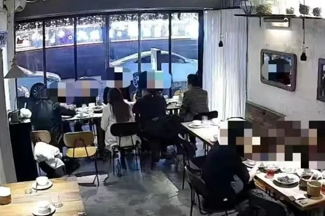 9 người ăn tiệc rồi bỏ đi, người ngồi lại bị kiện vì hóa đơn 4,7 triệu đồng