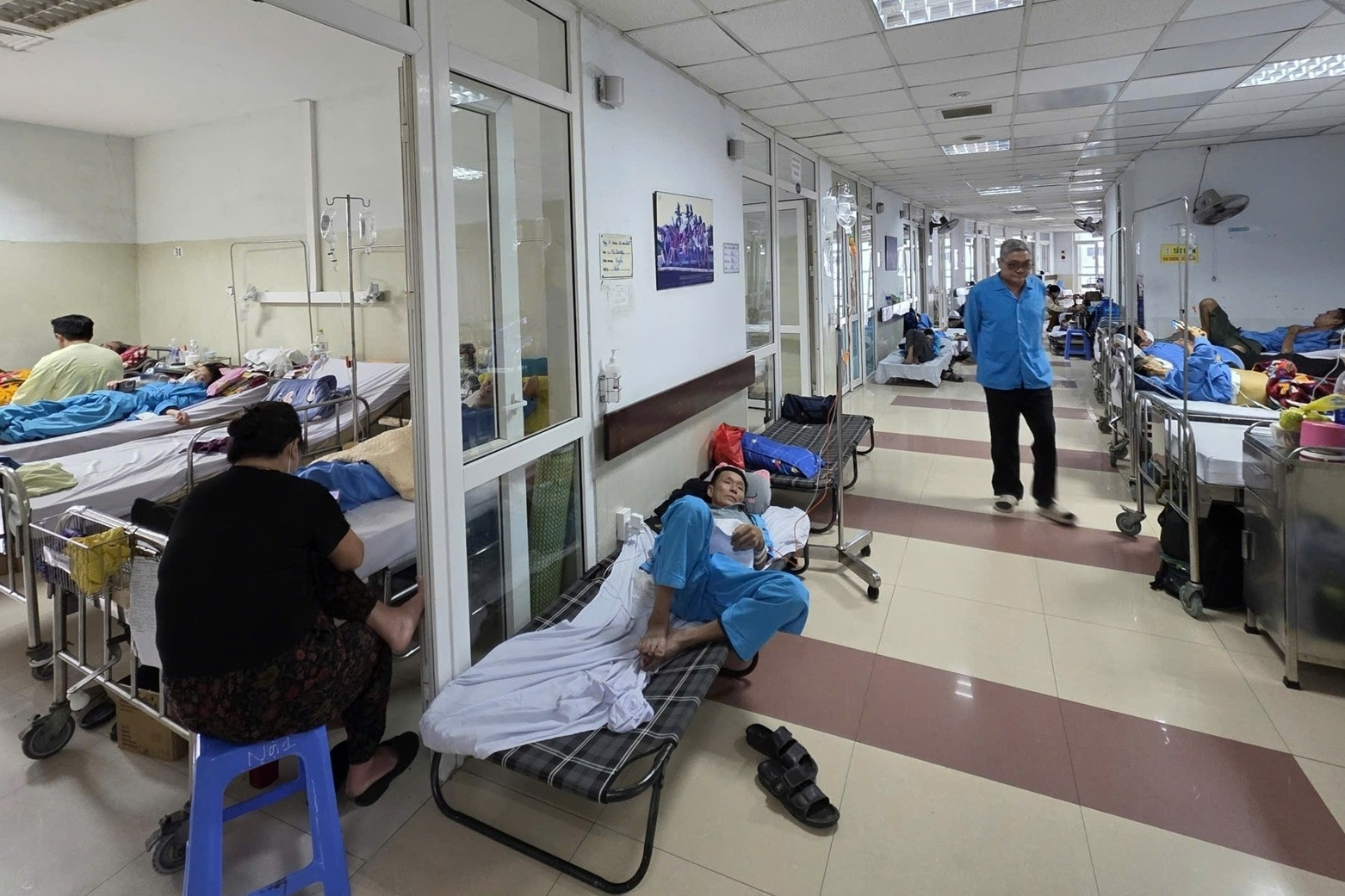 Bệnh viện Ung bướu Đà Nẵng quá tải, bệnh nhân nằm giường xếp cả ngoài hành lang