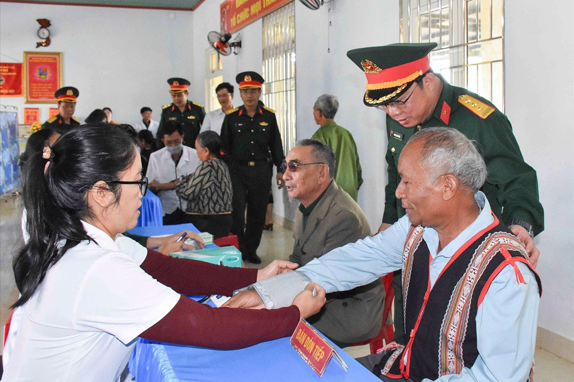 Binh đoàn 15 khám bệnh, cấp thuốc miễn phí cho nhân dân vùng biên giới Gia Lai