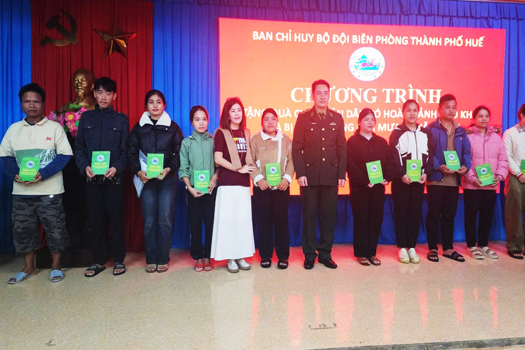 Bộ đội Biên phòng TP. Huế trao quà cho người dân vùng biên