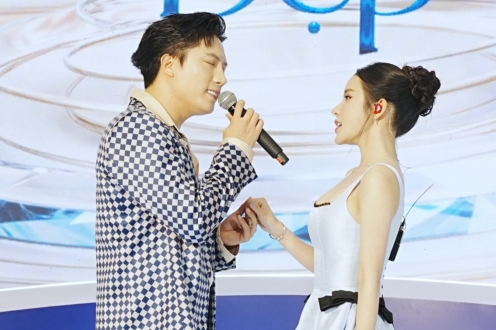 Ca sĩ Anh Tú tình tứ nồng nàn bên bạn gái LyLy